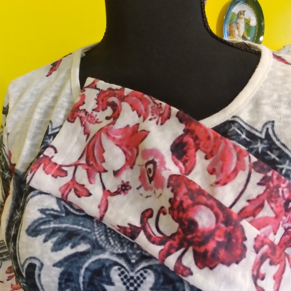 Nancy Yang Blue & Red Print Top ⚘️ - Picture 4 of 8